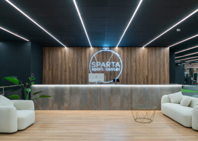 entrada del gimnasio con logo detras