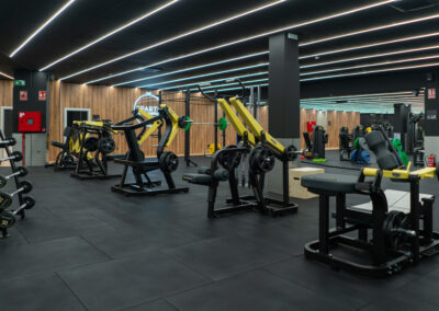 sala con maquinas negras y amarillas