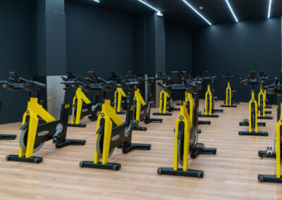 sala de spinning con bicis