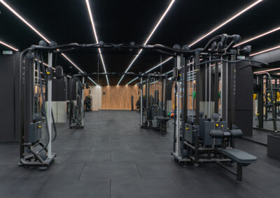 sala de maquinas con suelo negro