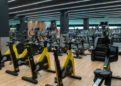 sala de spinning con bicis estatica