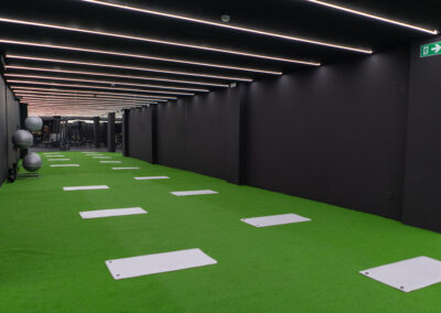 sala de yoga con suelo de hierba