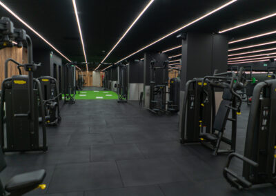 sala del gimnasio con maquinas