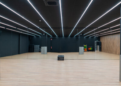 sala vacia con pared de espejo