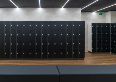 vestuario con taquillas negras