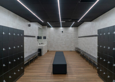 vestuario del gimnasio con taquillas