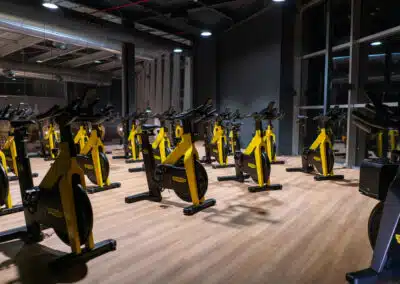 sala de spinning con bicis amarillas