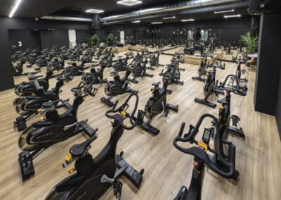 sala de spinning llena de bicis