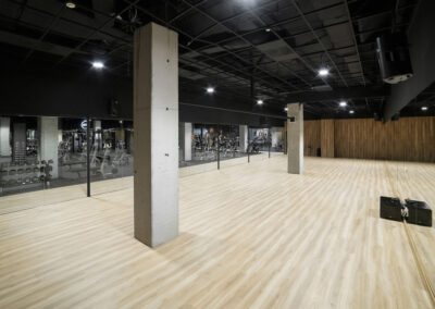 sala vacia con columna