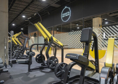 maquina de gimnasio negra y amarilla