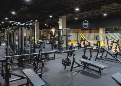 sala con maquinas del gimnasio