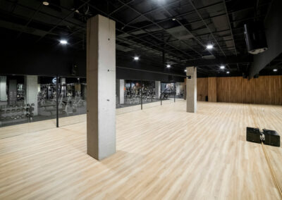 sala vacia con suelo de madera