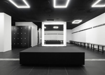 vestuario con banco negro