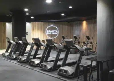 sala con cintas para correr