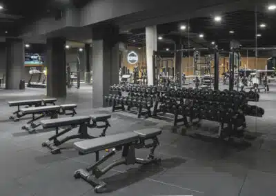 sala con suelo negro y material deportivo