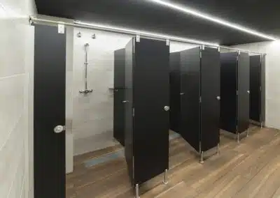duchas con puerta del gimnasio