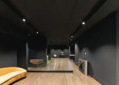 entrada al gimnasio con barra de acceso