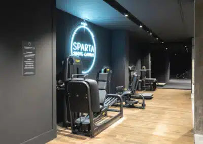 entrada del gimnasio con logo en la pared