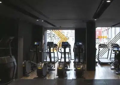maquinas de correr y andar frente a la cristalera