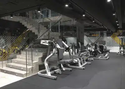 maquinas de ejercicio al lado de las escaleras