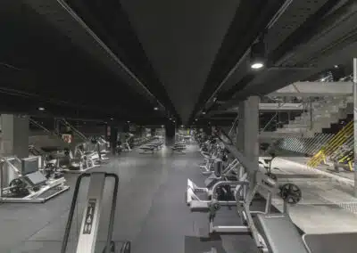 pasillo con maquinas de ejercicio en los lados