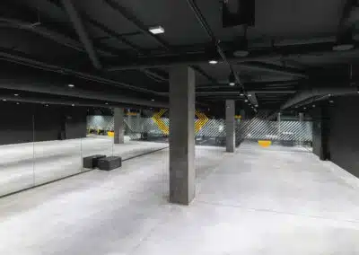 sala con espejos y suelo de cemento