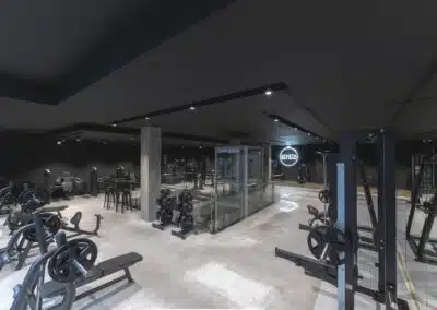 sala con maquinas de pesas del gimnasio