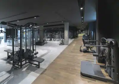 sala con suelo de madera y cemento