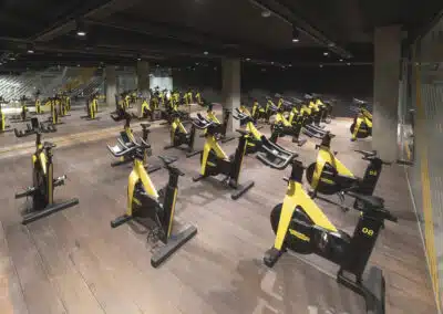 sala de spinning con bicis estaticas