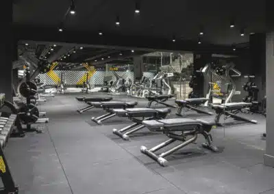 sala oscura con diferentes maquinas de gimnasio