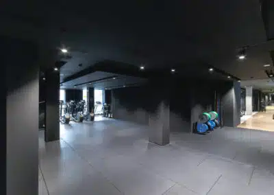 sala vacia con discos de pesas en un lateral