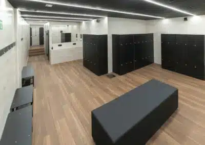 vestuarios con muebles negros del gimnasio