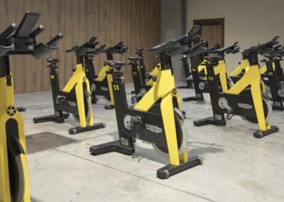 sala con bicis amarillas y negras