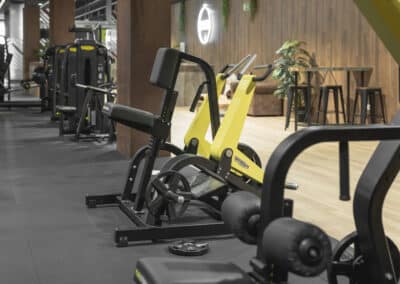 sala con maquina de ejercicio