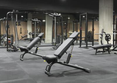 sala con maquinas de gimnasio negras