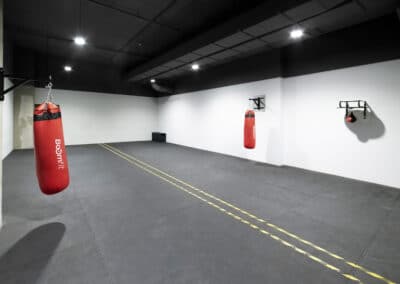 sala de boxeo con saco rojo