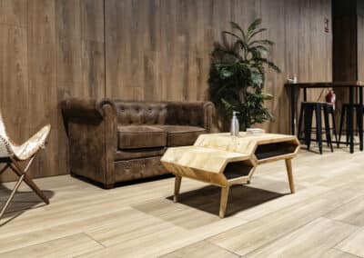 sala de espera con sofa marron
