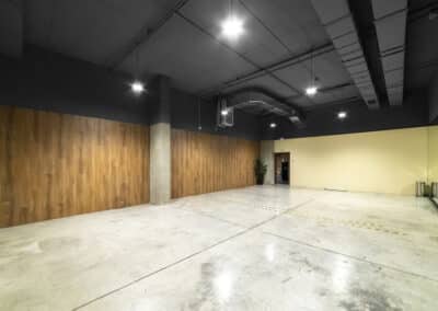 sala vacia con suelo blanco