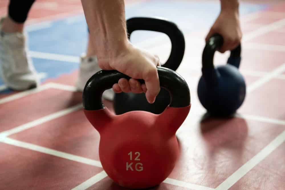 ¿Cuáles son los beneficios de entrenar con pesas rusas?