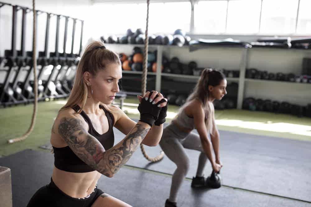 mujeres forma entrenando fuerza gimnasio