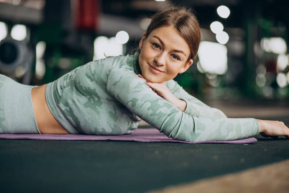 mujer haciendo ejercicios gimnasio
