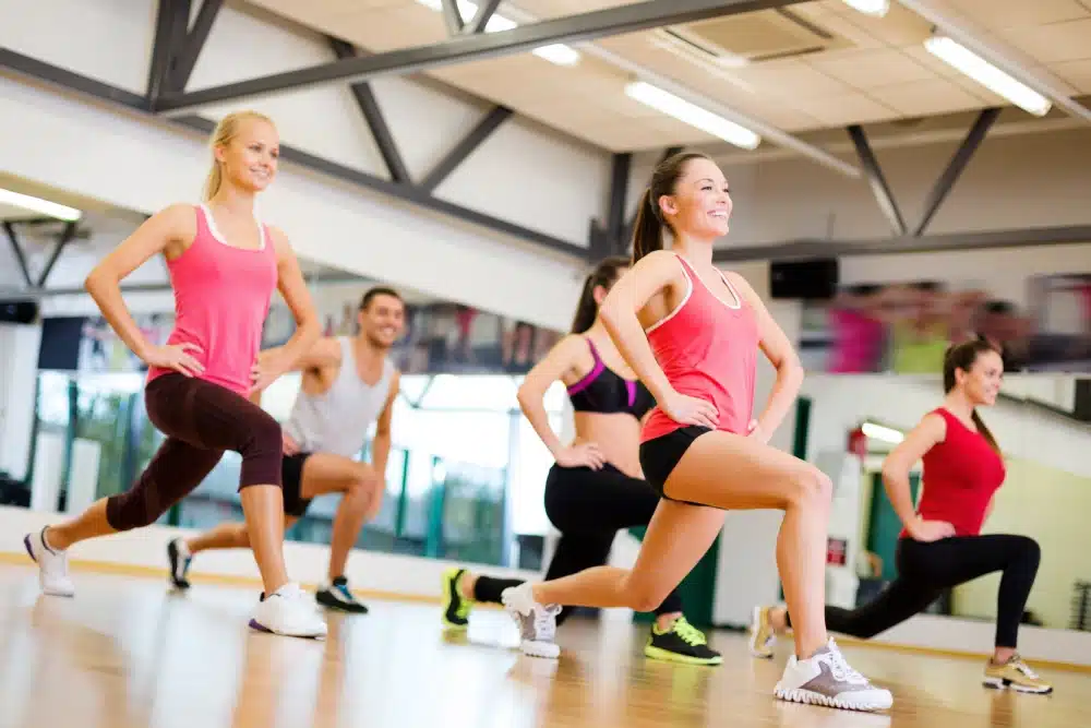 mujeres haciendo gap en una sala del gimnasio