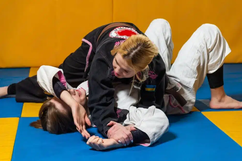 chicas jovenes practican jiu jitsu