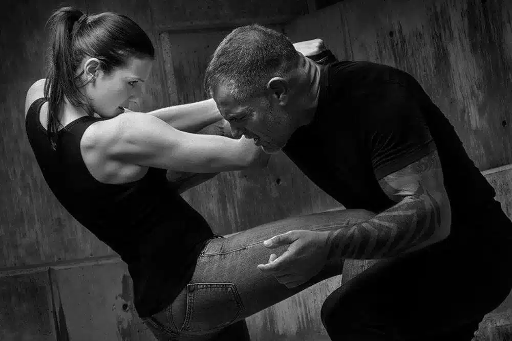 mujer entrenando defensa personal