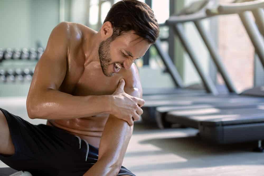 hombre lesionado gimnasio dolor rodilla entrenamiento