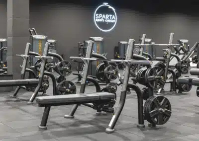 sala con maquinas de ejercicio oscuras