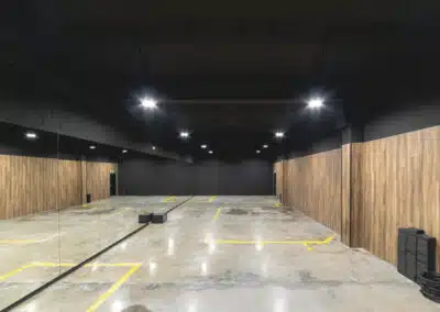 sala con pared de madera y espejo