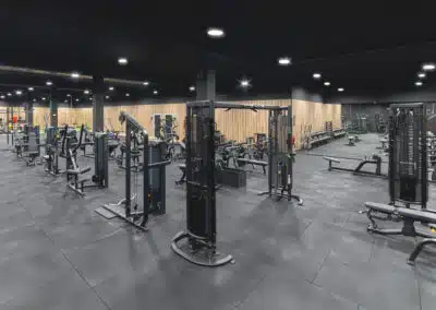 sala del gimnasio con diferentes maquinas