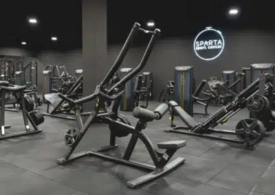sala negra con maquinas de ejercicio