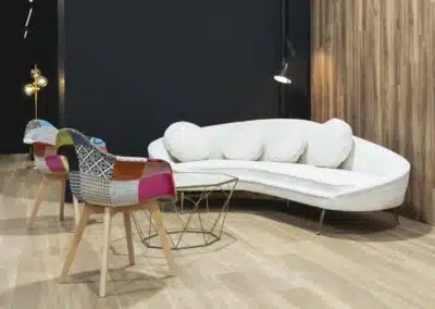 sillas y sofa blanco